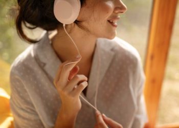 earphone kabel tren lagi di kalangan gen z