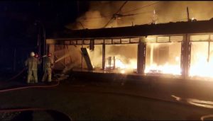 Petugas memadamkan api yang membakar kios Pasar Kampak di Kabupaten Trenggalek