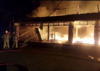 Petugas memadamkan api yang membakar kios Pasar Kampak di Kabupaten Trenggalek