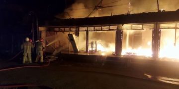 Petugas memadamkan api yang membakar kios Pasar Kampak di Kabupaten Trenggalek