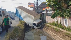 Sebuah truk yang sedang parkir di Jombang tercebur sungai usai diseruduk bus Mira
