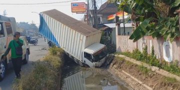 Sebuah truk yang sedang parkir di Jombang tercebur sungai usai diseruduk bus Mira