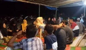 Pemuda di Lampung mengikuti tradisi budaya lempar selendang