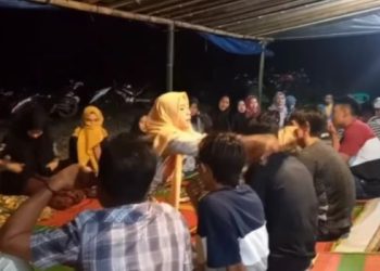 Pemuda di Lampung mengikuti tradisi budaya lempar selendang