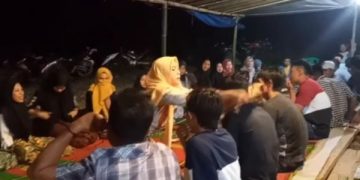 Pemuda di Lampung mengikuti tradisi budaya lempar selendang