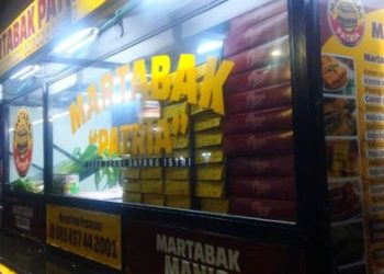 martabak telur dan manis dijajakan satu gerobak di Blitar