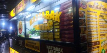 martabak telur dan manis dijajakan satu gerobak di Blitar