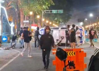 Massa pengunjuk rasa di Kediri membakar mobil patroli polisi