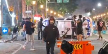 Massa pengunjuk rasa di Kediri membakar mobil patroli polisi