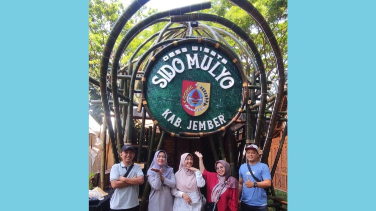 Stand Bambu Miniatur Masjid Jami’ Baitul Amin Jember di Festival Dewi Cemara