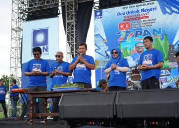 Anggota DPRD dari PAN Kabupaten Blitar berdoa bersama untuk ojol Affan Kurniawan