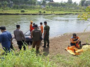 Pencarian pemancing asal Kediri yang hilang di bawah jembatan rel kereta Tulungagung