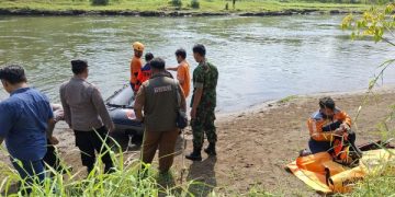 Pencarian pemancing asal Kediri yang hilang di bawah jembatan rel kereta Tulungagung