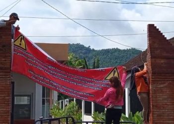 anggota koperasi madani Trenggalek melakukan penyegelan aset koperasi