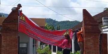 anggota koperasi madani Trenggalek melakukan penyegelan aset koperasi