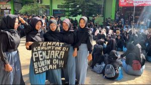 Siswa SMAN 1 Trenggalek berunjuk rasa soal dana komite