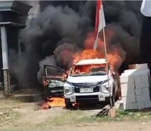 Mobil xpander di Jombang terbakar