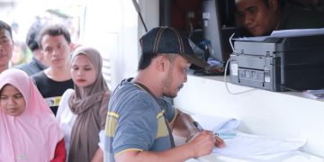 Pelayanan admindukcapil Mobil Monalisa di Lapangan Kecamatan Sumberbaru. *foto: M Purnomo