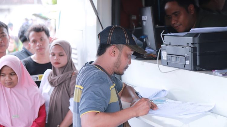 Warga Sumberbaru Antusias Urus Dokumen di Mobil Monalisa, Tak Perlu Jauh ke Kota