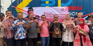 Perwakilan Export Center Surabaya, Julian Setiarsa (Arso) bersama kepala Desa Sidomulyo serta dinas terkait saat acara ekspor perdana kopi Jember ke tiga negara