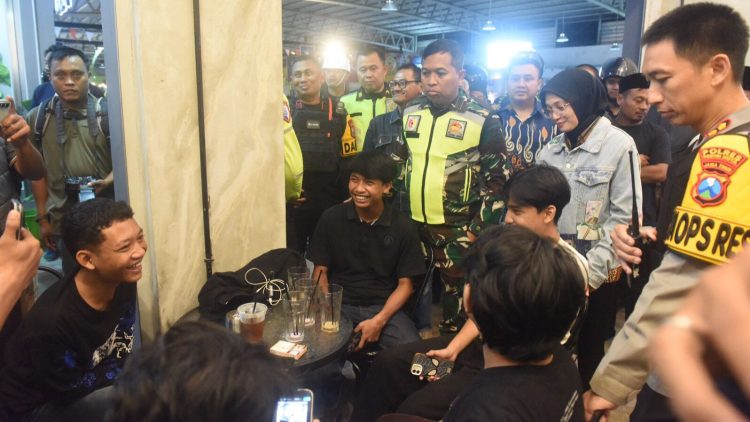Jaga Kondusifitas Kota Kediri, Mbak Wali Patroli Bersama TNI-Polri dan Organisasi Masyarakat. Foto : Dok. Pemkot Kediri