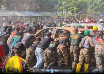 Ribuan Warga Bersihkan Kantor Pemda Kediri Yang Rusak Akibat Kerusuhan