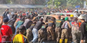 Ribuan Warga Bersihkan Kantor Pemda Kediri Yang Rusak Akibat Kerusuhan