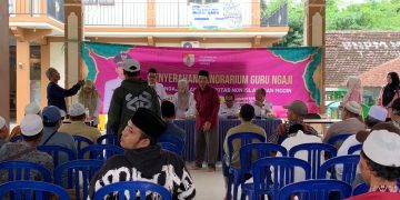 Penyerahan honorarium guru ngaji di Desa Yosoranti, Kecamatan Sumberbaru