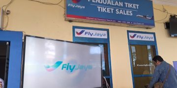 Aktivitas calon penumpang fly jaya di Bandara Noto Hadinegori Jember