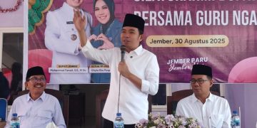 Bupati Jember saat bertemu guru ngaji di kegiatan bunga desaku di Kecamatan Arjasa