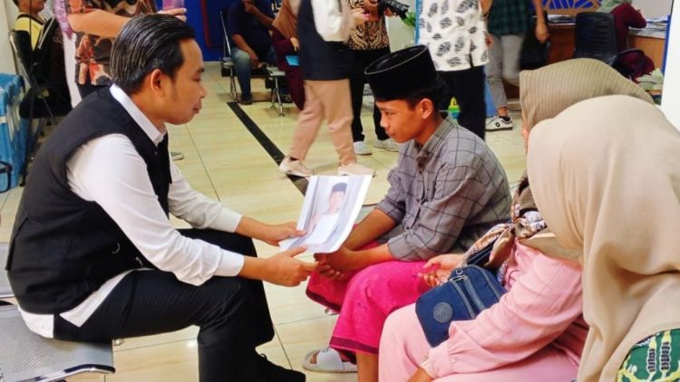 Bupati Jember, saat sidak langsung ke Dispendukcapil usai menerima banyak aduan melalui kanal wadul gus'e