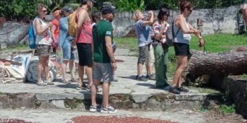 Wisatawan spanyol saat mendatangi pabrik kopi di Jember