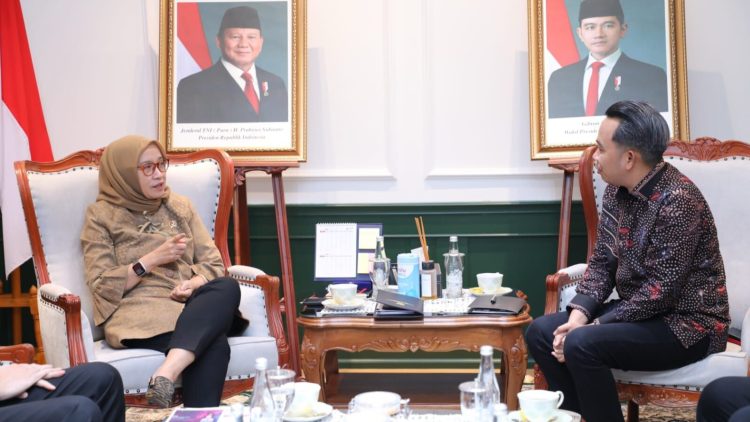 Bupati Jember, Muhammad Fawait saat bertemu Menteri PANRB, Rini Widyantini di Jakarta