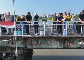 Mbak Wali dan Gus Qowim Tuangkan Eco Enzym di Sungai Brantas. Foto : Dok. Pemkot Kediri