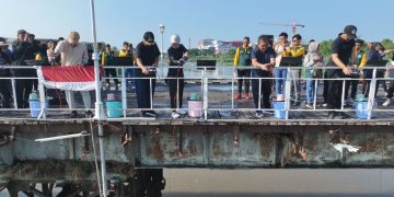 Mbak Wali dan Gus Qowim Tuangkan Eco Enzym di Sungai Brantas. Foto : Dok. Pemkot Kediri