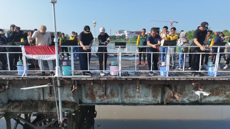 Mbak Wali dan Gus Qowim Tuangkan Eco Enzym di Sungai Brantas. Foto : Dok. Pemkot Kediri