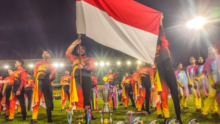 Jajaran piala yang diraih Jember Marching Band diajak MWBC di Malaysia 2025