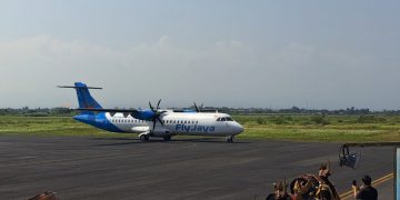 Pesawat ATR 72 milik Maskapai Fly Jaya saat mendarat di Bandara Notohadinegoro, Jember