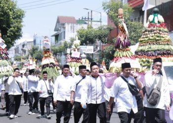 Iring-iringan gunungan yang dibawa peserta Ancak Agung di Jember