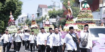 Iring-iringan gunungan yang dibawa peserta Ancak Agung di Jember