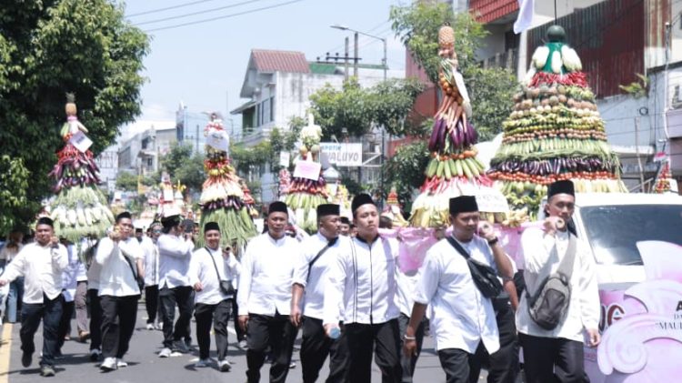 Iring-iringan gunungan yang dibawa peserta Ancak Agung di Jember