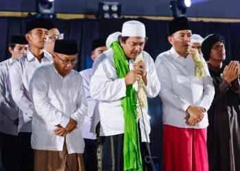 Bupati Jember Muhammad Fawait bersama KHR. Moch. Kholil As’ad saat puncak acara Ancak Agung