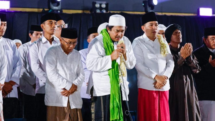 Bupati Jember Muhammad Fawait bersama KHR. Moch. Kholil As’ad saat puncak acara Ancak Agung