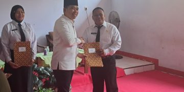 Bupati Jember, Muhammad Fawait saat memberikan SK kepada 66 P3K dan ASN di Kecamatqn Sumberbaru