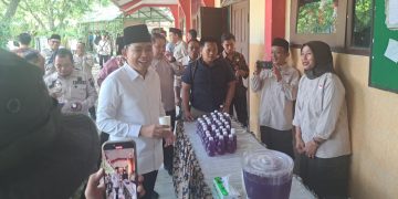 Bupati Jember, Muhammad Fawait saat berkunjung ke SMP N 1 Sumberbaru dalam giat Bunga Desaku