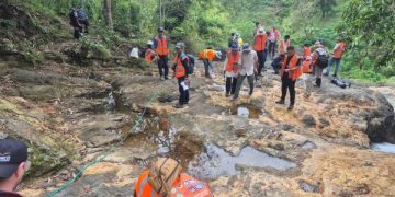 Kunjungan ahli geologi internasonal di tambang emas Trenggalek