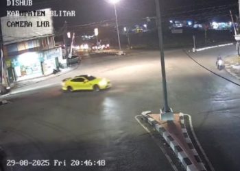rekaman CCTV mobil BMW M4 coupe yang dikemudikan wabup Blitar