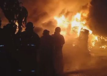 Kebakaran industri ban bekas di Jombang
