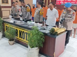 Polres Blitar Kota mengungkap ladang ganja di Blitar