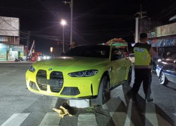 mobil wabup Blitar tanpa nopol saat terjadi kecelakaan